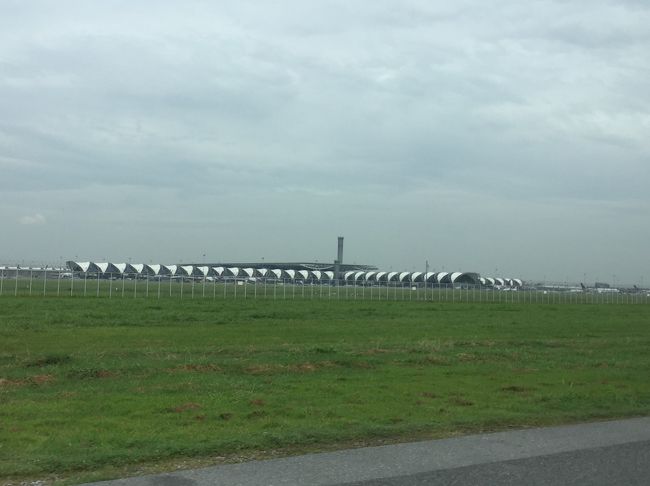 最終日<br />朝寝して１０：００前にチェックアウト。<br />昨日聞いていたタクシーを呼べるかフロントに伝えると、約７００ＴＨＢかかるの事！はぁ？何ゆうとんじゃ！！！(￣△￣；）<br /><br />昨日メータータクシーやって言うたやろうが？<br />しかし、メーターでもそれぐらいかかるの一点張り。<br /><br />アホらしいので『もうエエわ！』とすたすたと表通りへ。<br />タクシー止めようとしたら、ホテルにおった韓国人グループが横から割り込み...『殺すぞぉ！！！』一言(ﾟДﾟ#)ｺﾞﾙｧ!!<br />今更ながら気付いた様に後ずさりする奴ら。<br />ホンマにこいつらの視野角は２０度くらいしかないのか？<br />タイ最終日やというのに無茶苦茶面白くない。(`皿´)ｳｾﾞｰ <br /><br />一方、タクシーはスワンナプームＯＫ、高速使うか？との問いにノーサンキュー。<br />時間は十分あるし、ムカつく気持ちを下道の風情で収めたい。<br /><br />郊外の道を通り抜けて空港へ。<br />おっ、コッチ側から来た事ないから新鮮やな<br />