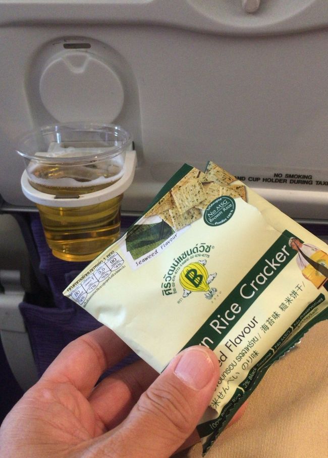 いつも通りにいつものごとく搭乗。<br />機内サービスが少し遅れましたがビールとスナック。<br />Ｓｉｎｇｈａが無くＣｈａｎｇのみとの事。まあエエけどね