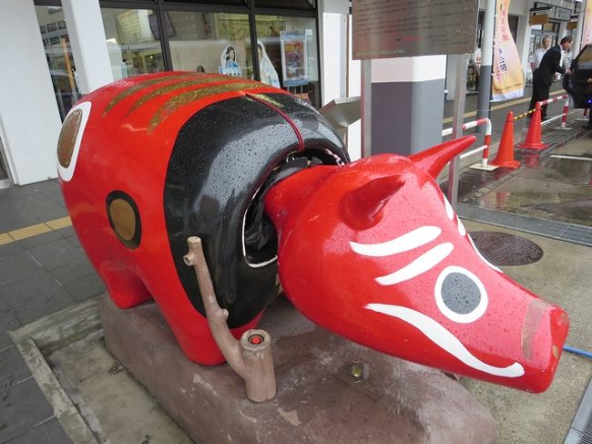 とにかく台風より先に北へ逃げろ〜ってわけで、ダンナがレンタカーを一生懸命運転して一路会津若松を目指しました。<br />朝すでに東京は強い雨と風でしたが、高速道路が通行止めになるほどでもなく、特に渋滞もなく進むことが出来ました。<br />途中はそれほどひどい荒天でも無い場所もあったんですが、もうちょっとで高速を下りるという所で猛烈な土砂降り。<br />あれは恐怖を感じました。<br /><br />ともあれ無事に会津若松に到着することが出来ました。<br />街に入ると同時に雨はずいぶん小降りになって一安心。<br />今年もまたSL「ばんえつ物語」号が見たくて、とりあえず会津若松駅に行ってみました。<br />去年も見たからもういいだろという感じだが、動くSLは何度でも見たい。<br />何度でもあの汽笛を聞きたい。<br />でもこの天気じゃ運休かな。<br />と思ったら案の定運休でした…。