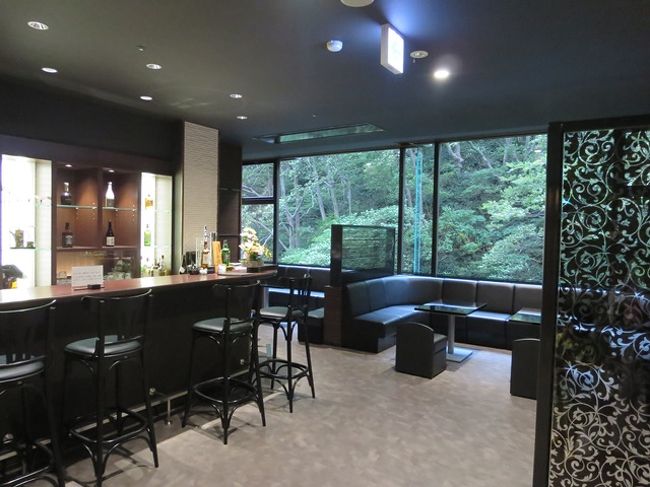 このラウンジで、夕方はお得な値段でビールが飲めたらしく、夫は湯上がりビールを飲んでました。