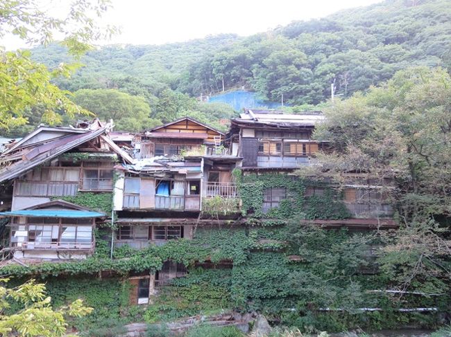 木造の趣ある旅館も、時代の流れに逆らえずすでに朽ちかけていました。<br />というか、これ放っておいたらまずいんじゃ！？ってくらいの崩れよう。<br />悲しすぎる。<br />でも建物を維持するだけでも大変だろうし、古い造りの宿は現代のニーズに合わないだろうし、だからといって改装するのも莫大な資金がかかるし、仕方がないことなのでしょうか。