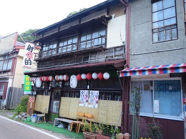 この温泉街はかなり鄙びてる。<br />悲しくなる部分もあるくらい。<br />廃墟と化した建物がそこここに見受けられます。（この射的場は廃墟ではない。ちゃんと生きてます。）