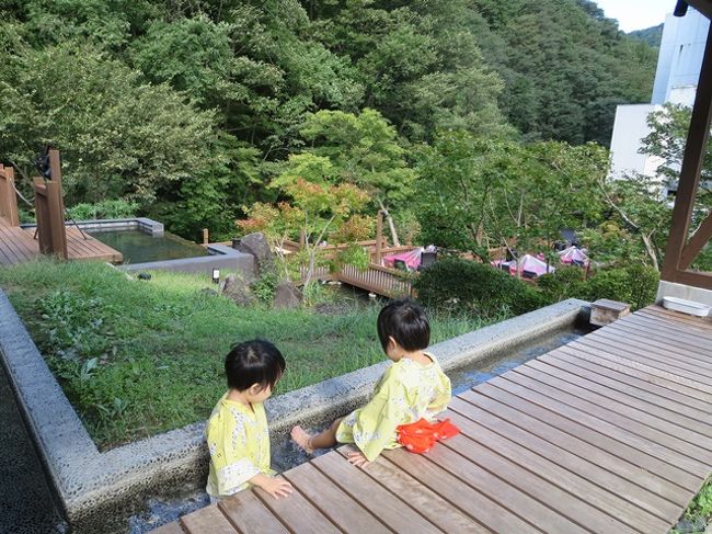 足湯好きなチビ達は、パンツまでびしょびしょにして楽しんでいた。