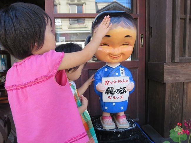 チビ達は店の前に置いてある首を振る人形に夢中になってました。
