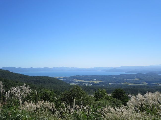 最近通行料が無料になったばかりの「ゴールドライン」という眺めの良いドライブルートを通ります。<br />しかし大チビの機嫌が悪い。車に長時間乗るのが嫌いなので。<br />なだめつつ、あまりにうるさいと突き放しつつ、展望台に立ち寄りながら向かいます。<br />ここは「山湖台」。<br />猪苗代湖がみえます。<br />青くてきれいだ。