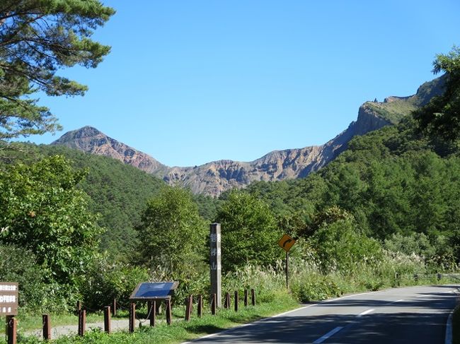 ここは黄金平。<br />ゴールドラインのハイライトで、磐梯山の噴火跡が間近に見える場所です。<br />その割に、案内看板のある場所からはやはり木に隠れてあんまりよく見えない。<br />国立公園だからやたらに木も切れないのね。<br />道を渡って駐車場の反対側に行ったらよく見えました。<br />明治に大噴火を起こし、500人近い死者が出たのだそう。<br />そんなに大昔の話でもないし、考えるとこわいです。<br />会津若松側から見る優しい姿の磐梯山からは想像もつかないような荒々しい姿。<br />全然違うので、差にびっくりです。<br />去年も裏磐梯は通ったのだけど、こんな迫力ある山容を臨む場所とは知らず通り過ぎてしまってました。