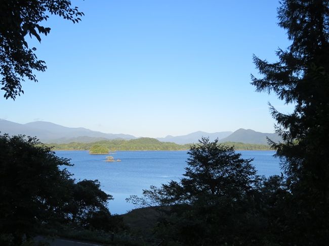 疲れてるだろうチビ達には晩御飯まで寝といてもらって、私は前庭からのんびり湖でも眺めておこう…と思っていたのですが、部屋がロフト付きの楽しい構造だったため、チビ達さらに大興奮。<br />勝手に遊んでおいてくれればいいのに、大人を巻き込んではしゃぐから私の時間がまるで無い。<br />やれやれ…。