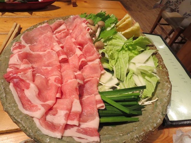 ここの宿、旦那さんは感じのいい人なのだが、奥さんが恐ろしく無愛想でびっくりした。<br />ダンナと「あれはヒドイ！」と文句ぶーぶー。<br />きっとあの奥さんは横浜で銀行に勤めていた都会生まれの都会育ち。<br />しかしある日突然旦那さんが自然の中で暮らしたいと言い始める。<br />仕方なくついて来たけどほんとに何も無い山の中で、毎日不満で仕方ない。<br />きっとそんな事情があるのだろう、ということになりました。<br />あるいはものすごい朝型で、明日の朝は全然別人になってるとか…？