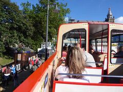 市内巡りの観光バスチケットを駅前で購入し、観光に出発です。乗り降り自由で、15〜20分毎に循環観光バスが運行されていますので、主要観光スポットを訪問するのに便利です。