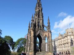 エジンバラ駅前に立派で目立つ塔があります。スコット記念塔(The Scott Monument)です。観光案内によれば、塔の上に登ることができるとのことです。帰りに時間があれば登ってみることにしました。