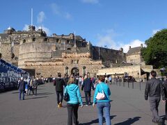 観光バスはエジンバラ城に到着しました。３分程歩いて城入り口に到着しました。朝早いためか、まだあまり混んでいません。