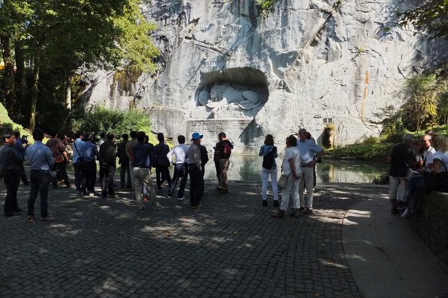 城壁に沿って西に進み、プルバキ・パノラマ館を前を横切って瀕死のライオンまで来ました。