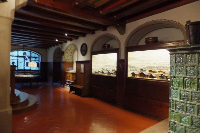 その先の民家のような建物が氷河博物館になっています。