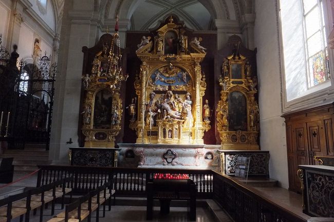 ホーフ教会は入ってすぐ右に無料のパンフレットがおいてあります。日本語あり。これに観覧順序とその説明がありガイドの代りになりました。なので２CHFコイン寄付してきました。<br />これは祭壇右の聖母マリアのピエタ。１６３３年の火災を免れた彫刻。