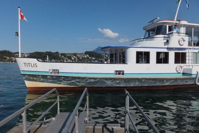 さて博物館から２００メートルぐらい下るとフィアヴァルトシュテッター湖の湖船乗り場があります。ちょうど湖船がやってきました。トラベルパス提示して乗船。