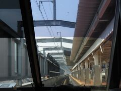 博多からおよそ１時間１０分、武雄温泉駅に到着しました。
新鳥栖〜武雄温泉を在来線リレー形式で結ぶ（２０１６年現在の計画）九州新幹線長崎ルート。
ここ武雄温泉駅から長崎駅までの区間は専用の新幹線用フル規格の新線が建設されます。