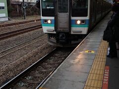 この電車は高尾始発で大月から富士急行に乗り入れます。