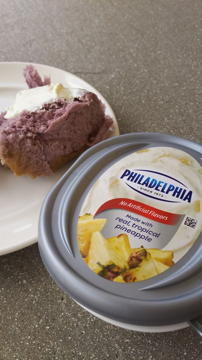 pineappleのクリームチーズ<br /><br />これメチャクチャ美味しいーーーーー！！<br /><br />そんなにクリームチーズ好きな訳では無い<br />けれど、これは本当に美味しい。<br /><br />2個で＄5<br /><br />ドンキで買い、美味しかったので後日また買いに行ったけど、1個しか買えず。もう1個は<br />ブルーベリーを買いました。ブルーベリーは？？？ ブルーベリーはフツーかな？<br />日本に帰って来てからも近所のカルディや成城石井で探したけど…無かった。<br />う〜ん、来年は沢山買ってくるぞ！<br /><br />タロ芋パンにpineappleクリームチーズを塗ってみた。おいひぃぃーーーー！！！