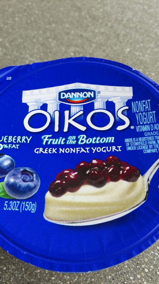 今朝はオイコス ブルーベリーを食べる！