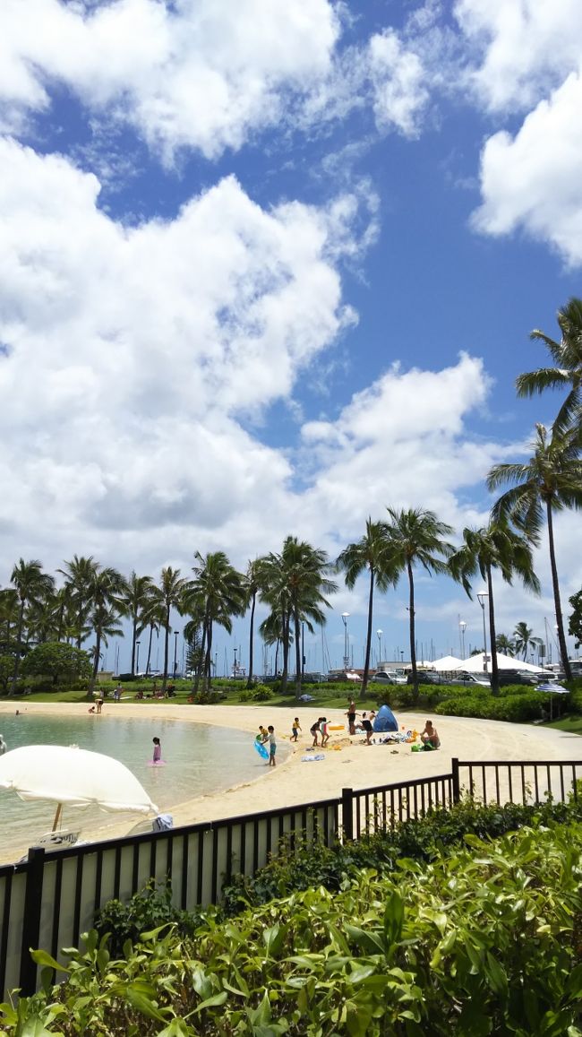 ヒルトン ラグーン<br /><br />やっとプールに来ましたよ。<br />雲が多いけどね いい天気！<br />