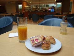 5月12日、世界一周旅行15日目。
スペインと別れ、イタリアのナポリに移動します。

7時にホテルを出てバスで空港へ。
移動・チェックインがスムーズだったので、空いた時間でラウンジへ。
広くて静かで軽食もあって、最高♪
出発が早くてホテルで朝食が食べられなかったのでここで朝食をいただきました。

飛行機は定刻に出発し、まずはバルセロナへ。
ここでも時間があったのでラウンジへ。
またもや軽食をいただいてのんびり♪

ナポリには13時半ころ到着しました。
空港からバスに乗ってナポリ中央駅で下車。
やっぱりゴミゴミしてる・・・。
ナポリにはスリも多いと聞くので、ぼやぼやせずにキャリーケースを引きずってホテルへ向かいました。