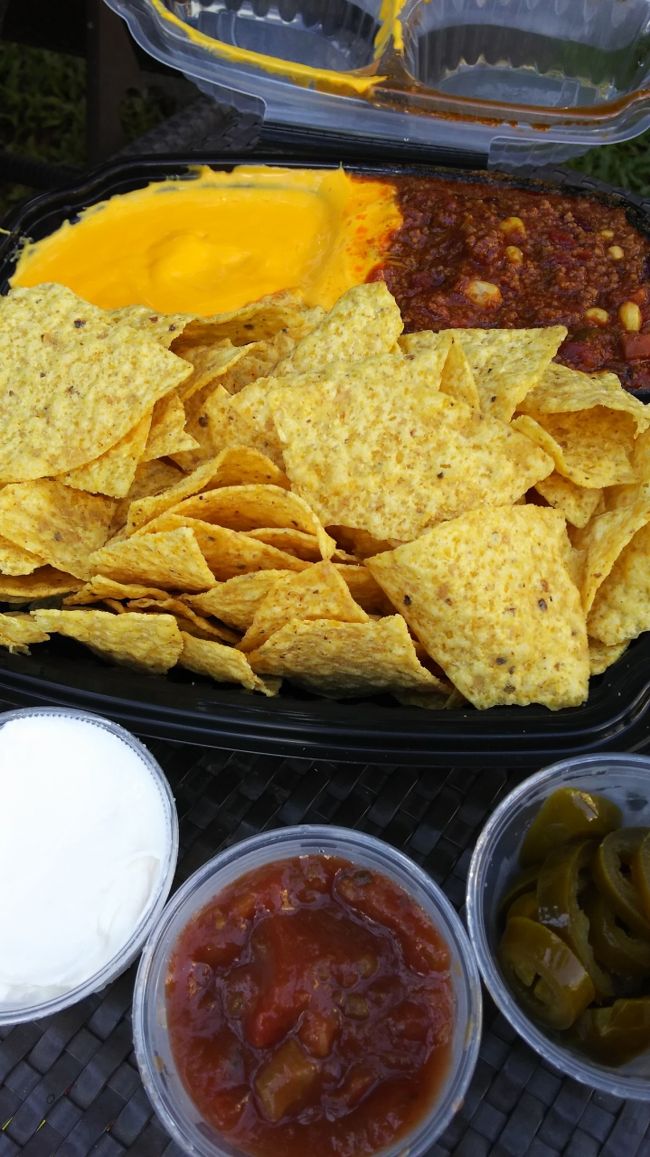 ナチョス購入<br /><br />タパ・プールそばの『ピクルス』って言う<br />お店だったかな？違うかな？<br />黄緑色の看板の店。