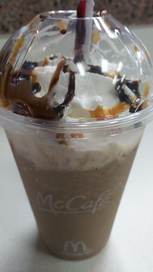 部屋に戻って、お風呂に入り 洗濯&amp;乾燥機かけてまたまたドンキに買い物に行きました。<br /><br />で、途中 ディスカバリーベイのマックに寄り、↑こちらを飲みました。<br /><br />冷たくて、甘くて、チョコのつぶつぶがあって、クリームたっぷり、キャラメルソース、チョコソースの超高カロリーな飲み物です。スタバの××フラペチーノみたいな？ゴディバのチョコ××サーみたいな？<br />なんて言う名前の飲み物なのか分からずに、(写真も商品名も今年は出ていなかった。)<br />こんな感じの飲み物が飲みたい！って、あーちゃんが店員さんに説明をして購入しました。だから、いまだに商品名が分からない…<br /><br />3年前も毎日ここのマックに通って、↑これを<br />飲んでいたら、最後の頃はあーちゃんがマックに行くと、<br />『また ｷﾀ━(ﾟ∀ﾟ)━!』<br />『えぇ またキタノー！！』<br />『この子 またキタヨー！』って、<br />奥で調理しているクルーまで カウンターに出て来て、笑われたり いじられたりしていました。今よりあーちゃんも小さかったので、それが楽しくて毎回自分一人でカウンターに行って買ってました。楽しい思い出です。<br /><br />後日購入時のレシートを見ても、<br />商品名は<br />『スペシャル リクエスト』って書いてあって、<br />やっぱり商品名はいまだ分からず…<br /><br />(↑飲みかけの写真で失礼しました)