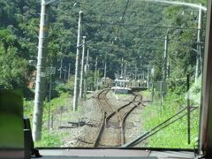 方谷駅。すれ違いのため運転停車。