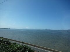松江から先、しばらく並行する宍道湖。