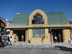 「登録有形文化財」と「近代化産業遺産」に認定されている、出雲大社前駅の駅舎。