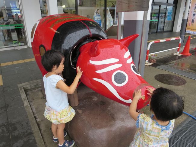 仕方がないので、駅前の巨大赤ベコと戯れて来ました。<br />去年は怖がってたチビ達も今年はずいぶん喜んでいた。<br />赤ベコかわいいなあ（これはデカ過ぎるが）。<br />一つ欲しくなってしまう。