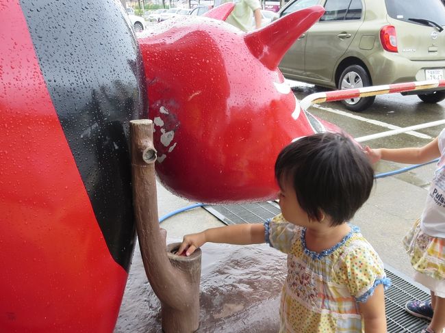 この赤ベコ、ボタンを押すとセリフをしゃべる仕組みみたいです。<br />壊れてるのか、押さなくてもエンドレスでしゃべり続けてました。<br />大チビがセリフを覚えて、旅行中何回も真似してた。かわいらしい。