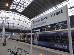スターリング(Stirling)はグラスゴーの北東30km程ですので、グラスゴーのクイーン・ストリート(Queen Street)駅から列車で30分程です。