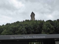 昼食後、城とフォース川を挟んで反対側にあるウオーレス・ナショナル・モニュメント(The National Wallace Monument)を見学しました。スターリング駅から2km程の距離にあります。モニュメントは小高い丘(アビー・クレイグ)の上にたっています。丘の麓に観光案内所がありました。小型バスで塔の下まで行くことができますが、歩いて登ることにしました。