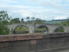 駅までバスを利用しました。バスの中から見たスターリングの古い石橋(Stirling Old Bridge)です。もともとは木製であった橋を1400-1500年頃に石橋に作り替えたものが今日まで保存されています。ここは戦い(Battle of Stirling Bridge)のあった場所であり、この石橋はスコットランドで最も有名な橋と言われています。