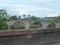 駅までバスを利用しました。バスの中から見たスターリングの古い石橋(Stirling Old Bridge)です。もともとは木製であった橋を1400-1500年頃に石橋に作り替えたものが今日まで保存されています。ここは戦い(Battle of Stirling Bridge)のあった場所であり、この石橋はスコットランドで最も有名な橋と言われています。