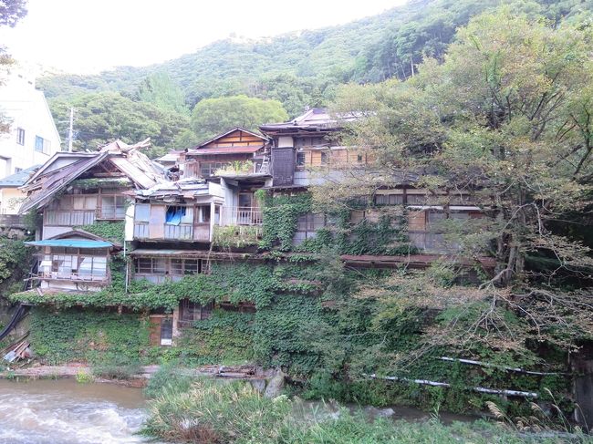 去年行った山形の銀山温泉を思い出します。<br />銀山温泉は、古い木造の宿が建ち並ぶ印象的な街でした。<br />異空間に迷い込んだような町並みで、いつまでも佇んでいたくなる場所です。<br />そんな中に、素敵な木造三階建てなのに廃業してしまったかひと気がない真っ暗な建物があり切なくなりました。<br />すでに温度を無くしてしまった感じで寒々としていて、あのまま朽ち果てていくのではないかととても心配になりました。<br />あの建物はどうしているだろうか。<br />改装工事をして再開の準備でもしているならいいなあ。<br />温かさを取り戻してくれてることを願うばかり。<br />銀山温泉、是非また行きたい場所の一つです。