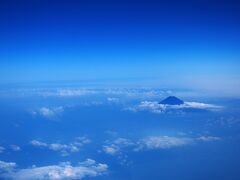 初めて、空から見下ろす富士山はヒョコっと頭を覗かせていて綺麗だった。
