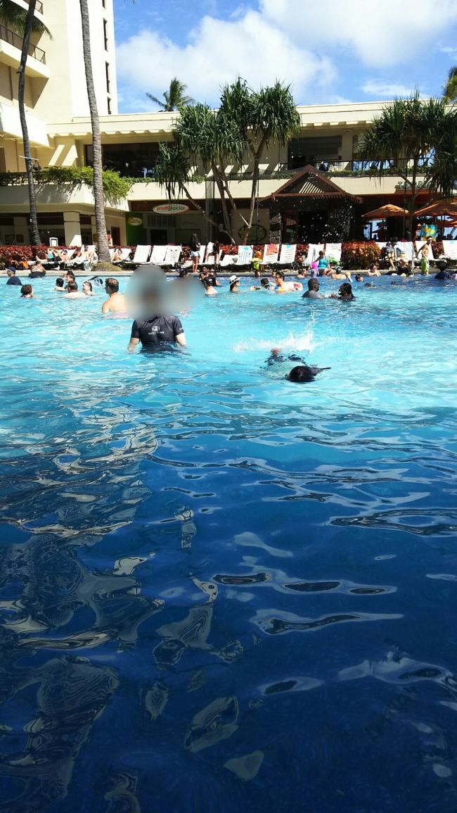 タパ・プール<br /><br />こちらも賑やか。でもパラダイス・プールよりはましかな？