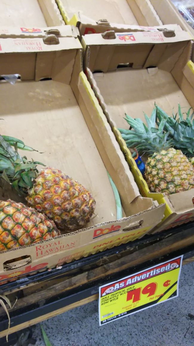 pineapple<br /><br />『ゴビンダ's』を色々見ていた時、<br />パパは大好きなpineappleを真剣に選んでいました。持ってみたり、匂いを嗅いだり。<br />そこに赤いエコバック片手に一人のイケメン(多分アメリカ人)がやって来て、<br /><br />『このpineappleはどれを買っても絶対にハズレは無いよ。どれを選んでも甘くて美味しいはずさ！ 選ぶ必要なんて無いけれど、選んであげるよーーー！<br />う〜ん！はいコレ。絶対甘くて美味しいよ。<br />ぼくのはコレにする。じゃあね〜！』<br /><br />って、自分もひとつ赤いエコバックに入れて去って行きました。<br />まぁ〜楽しくて、COOLな方。<br />『う〜ん！』って言って、選んでくれた時の彼は…<br />なんと！！！眼をつぶって選んでいました。<br />面白くて、あーちゃんと笑ってそのやり取りを見ていましたが、いきなり話かけられたパパはびっくりして棒立ちしてました。<br /><br />翌朝早速カットしてたべましたが、本当に美味しく甘〜いpineappleでした。<br /><br />突然の出現、サッと去って行ったので、<br />写真を撮り損ねました。pineappleと一緒に<br />イケメンさんを撮れば良かったぁ…。