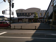 ●JR豊岡駅

バスに乗って、豊岡駅まで帰ってきました。
出石神社と出石の街は少し離れれて、この暑さにバテて、街にはよりませんでした。