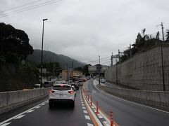 時折、雨脚が強くなる。
箱根口ICからR1へ。三枚橋の手前まで渋滞が伸びていた。