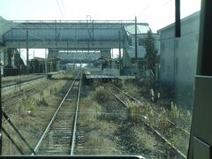 ２つめの駅、亘理駅。亘理町の中心駅。
中線に作られた臨時ホームを使用しているようだ。