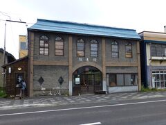 駅前の通りを散策。

まずは旅館 増毛舘。こちらは昭和7年築。
いまはドミトリー形式の旅館になっているようです。