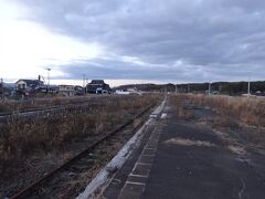 富岡の町からだいぶ海寄りにある富岡駅。