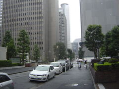 前方は　新橋駅です。