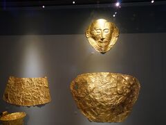ここで「アガメムノンのマスク」をはじめ合計14Ｋｍもの黄金の副葬品が発見されています（実物はアテネ国立考古学博物館に収蔵）まさに「黄金に富むミケーネ」です。
