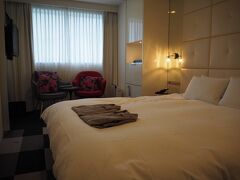 ホテルで、相方と合流。
今夜の宿はクロスホテル札幌です。
多分1番安いお部屋だったので、狭いです。荷物を広げるスペースにも苦労するくらい。
おしゃれなのですが、ラブホテルっぽい…(^_^;)