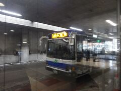 ここから、小樽駅行きの路線バスが１時間おきに走っている。