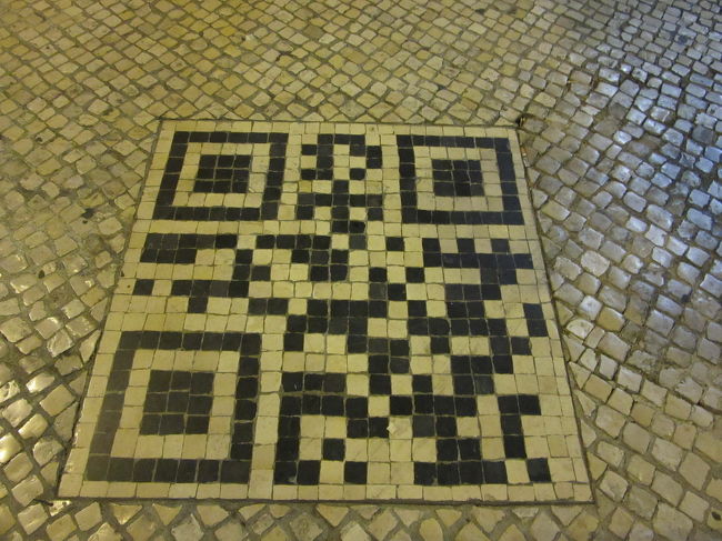 ふと足元をみると…石畳のQRコード！<br /><br />これ、読みとれるのかしら！？<br />笑